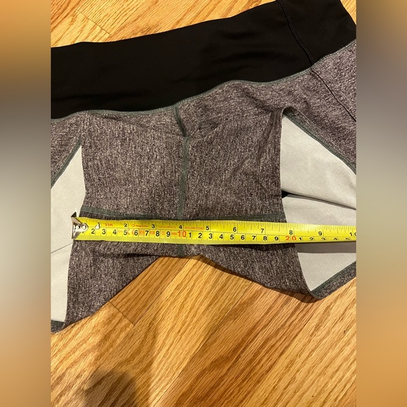 Lululemon Run times shorts, size 6 - Picture 2 of 9